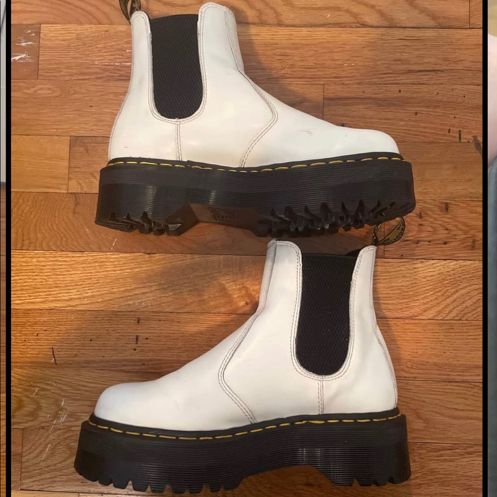 Dr. Martens 2976 Flatform Chelsea boots in White. US 7